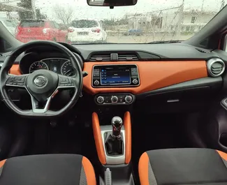 Intérieur de Nissan Micra à louer en Grèce. Une excellente voiture de 5 places avec une transmission Manuelle.