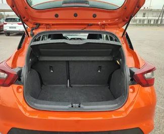 テッサロニキ空港にてでのレンタル用Nissan Micra 2019のガソリン 1.2Lエンジン。