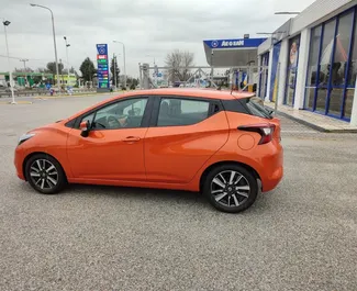 Nissan Micra 2019 disponible para alquilar en el aeropuerto de Salónica, con límite de millaje de 150 km/día.