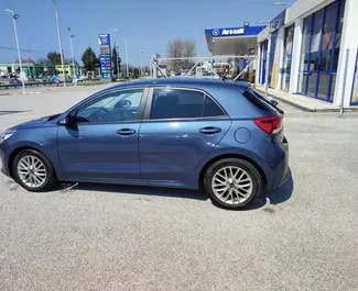 Interior de Kia Rio para alquilar en Grecia. Un gran coche de 5 plazas con transmisión Manual.