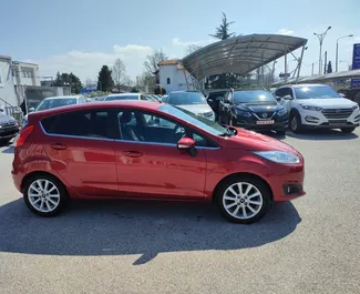 Ford Fiesta interjöör rentimiseks Kreekas. Suurepärane 5-kohaline auto Käsitsi käigukastiga.