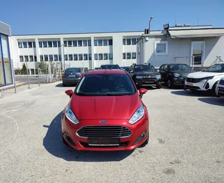 Sprednji pogled najetega avtomobila Ford Fiesta v na letališču v Solunu, Grčija ✓ Avtomobil #6173. ✓ Menjalnik Priročnik TM ✓ Mnenja 0.