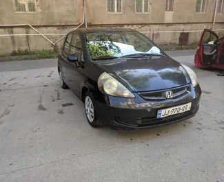 Frontvisning av en leiebil Honda Fit i Tbilisi, Georgia ✓ Bil #5867. ✓ Automatisk TM ✓ 0 anmeldelser.