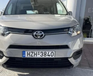 Frontansicht eines Mietwagens Toyota Proace City Verso auf Kreta, Griechenland ✓ Auto Nr.1260. ✓ Schaltgetriebe TM ✓ 0 Bewertungen.