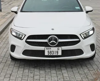 Vista frontal de un Mercedes-Benz A-Class de alquiler en Dubai, EAU ✓ Coche n.º 6153. ✓ Automático TM ✓ 0 opiniones.