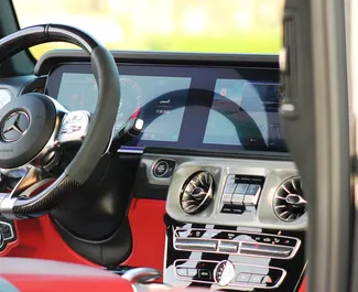 Mercedes-Benz G63 AMG 2022 tillgänglig för uthyrning i Dubai, med en körsträckegräns på 250 km/dag.