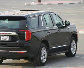 두바이에서에서 대여 가능한 Petrol 5.7L 엔진의 GMC Yukon 2022.