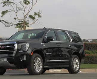 Alquiler de GMC Yukon. Coche Premium, Lujo, SUV para alquilar en los EAU ✓ Depósito de 1500 AED ✓ opciones de seguro TPL, CDW.