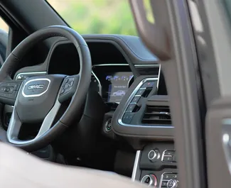 Intérieur de GMC Yukon à louer dans les EAU. Une excellente voiture de 7 places avec une transmission Automatique.