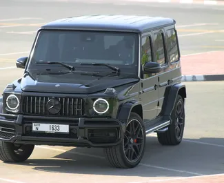 Mercedes-Benz G63 AMG 2023 tillgänglig för uthyrning i Dubai, med en körsträckegräns på 250 km/dag.