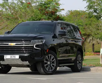 Najem avtomobila Chevrolet Tahoe 2022 v v ZAE, z značilnostmi ✓ gorivo Bencin in 480 konjskih moči ➤ Od 700 AED na dan.