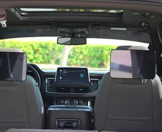 Interior do Chevrolet Tahoe para aluguer nos Emirados Árabes Unidos. Um excelente carro de 7 lugares com transmissão Automático.