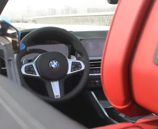 BMW 420i Cabrio 2023 disponível para alugar no Dubai, com limite de quilometragem de 250 km/dia.