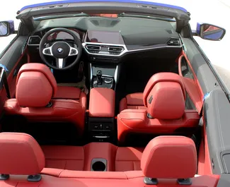 Interior do BMW 420i Cabrio para aluguer nos Emirados Árabes Unidos. Um excelente carro de 4 lugares com transmissão Automático.