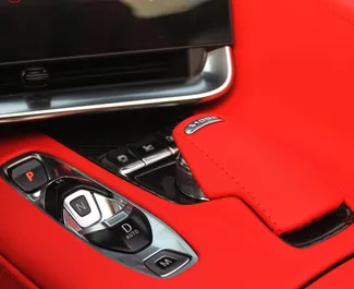 Chevrolet Corvette 2022 disponible para alquilar en Dubai, con límite de millaje de 250 km/día.