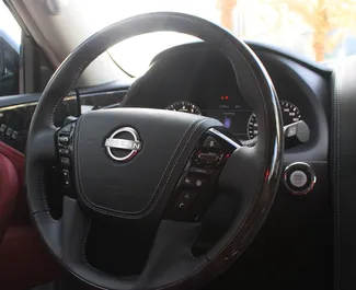 Nissan Patrol 2022 tilgjengelig for leie i Dubai, med 250 km/dag kilometergrense.
