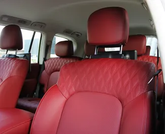 Interiér Nissan Patrol k pronájmu v SAE. Skvělé auto s 7 sedadly a převodovkou Automatické.