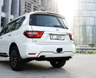 Nissan Patrol 2022 autóbérlés az Egyesült Arab Emírségekben, jellemzők ✓ Benzin üzemanyag és 525 lóerő ➤ Napi 690 AED-tól kezdődően.