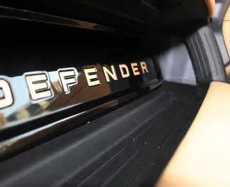 Land Rover Defender 2022 disponible para alquilar en Dubai, con límite de millaje de 250 km/día.