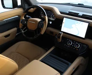 Interior do Land Rover Defender para aluguer nos Emirados Árabes Unidos. Um excelente carro de 5 lugares com transmissão Automático.