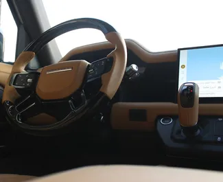 Land Rover Defender 2022 med Allhjulsdrift-system, tillgänglig i Dubai.
