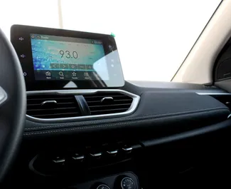 Chevrolet Captiva location. Confort, Crossover Voiture à louer dans les EAU ✓ Dépôt de 1500 AED ✓ RC, CDW options d'assurance.
