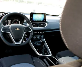 Chevrolet Captiva location. Confort, Crossover Voiture à louer dans les EAU ✓ Dépôt de 1500 AED ✓ RC, CDW options d'assurance.