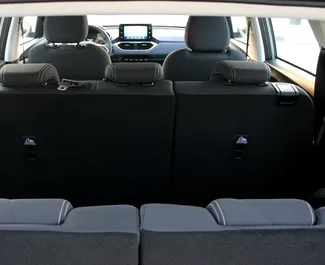 Interior de Chevrolet Captiva para alquilar en los EAU. Un gran coche de 7 plazas con transmisión Automático.