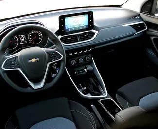Intérieur de Chevrolet Captiva à louer dans les EAU. Une excellente voiture de 7 places avec une transmission Automatique.