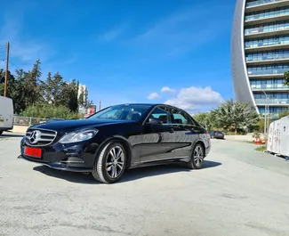 Frontvisning av en leiebil Mercedes-Benz E-Class i Limassol, Kypros ✓ Bil #5922. ✓ Automatisk TM ✓ 0 anmeldelser.