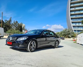 Vista frontal de um aluguel Mercedes-Benz E-Class em Limassol, Chipre ✓ Carro #5922. ✓ Transmissão Automático TM ✓ 0 avaliações.