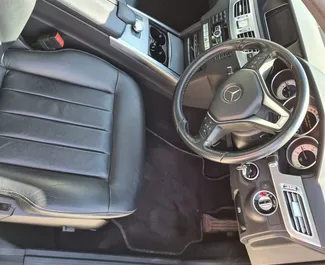 무제한의 주행 제한이 있는 리마솔에서에서 대여 가능한 Mercedes-Benz E-Class 2015.
