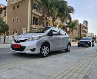 Toyota Vitz 2014 beschikbaar voor verhuur in Limassol, met een kilometerlimiet van onbeperkt.