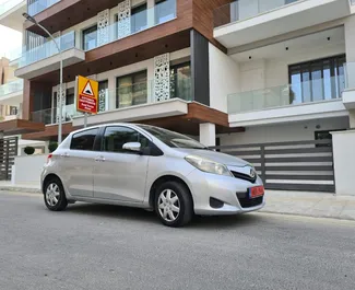 Interiøret til Toyota Vitz til leie på Kypros. En flott 5-seters bil med Automatisk-gir.