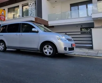 Vista frontal de um aluguel Toyota Sienta em Limassol, Chipre ✓ Carro #5914. ✓ Transmissão Automático TM ✓ 0 avaliações.