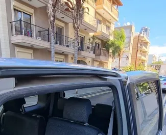 Motor Gasolina de 1,5L de Toyota Sienta 2015 para alquilar en en Limassol.