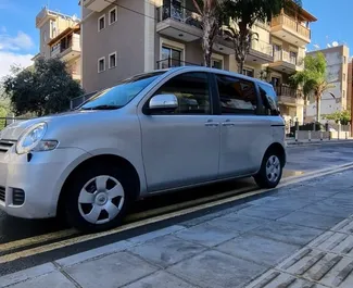 Uthyrning av Toyota Sienta. Ekonomi, Komfort, Minivan bil för uthyrning på Cypern ✓ Deposition 200 EUR ✓ Försäkringsalternativ: TPL, CDW, SCDW, FDW, Stöld, Ung.