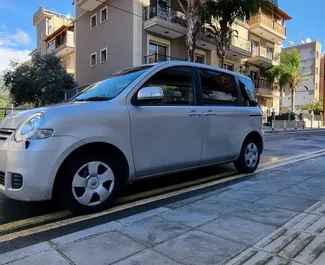 Prenájom Toyota Sienta. Auto typu Ekonomická, Komfort, Minivan na prenájom v na Cypre ✓ Vklad 200 EUR ✓ Možnosti poistenia: TPL, CDW, SCDW, FDW, Krádež, Young.