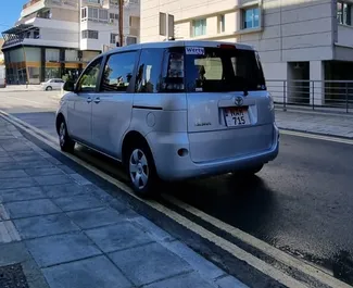 Toyota Sienta 2015 tillgänglig för uthyrning i Limassol, med en körsträckegräns på obegränsad.