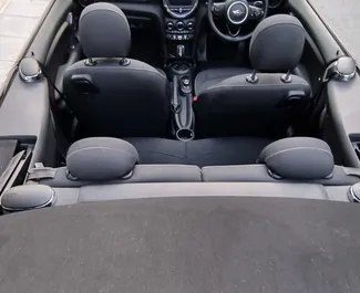 Mini Cooper Cabrio 2019 k dispozici k pronájmu v Limassolu, s omezením ujetých kilometrů neomezené.