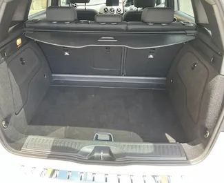リマソールにてでのレンタル用Mercedes-Benz B-Class 2018のガソリン 1.8Lエンジン。