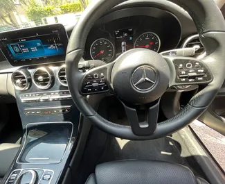 Mercedes-Benz C-Class sisätila vuokrattavana Kyproksella. Erinomainen 5-paikkainen auto Automaattinen-vaihteistolla.