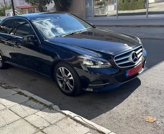 Mercedes-Benz E-Class 2015 mit Antriebssystem Frontantrieb, verfügbar in Limassol.