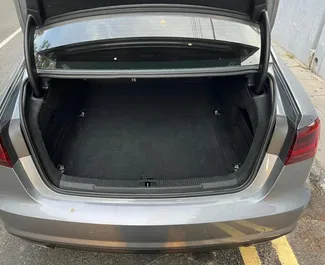 리마솔에서에서 사용 가능한 전면 드라이브 시스템이 장착된 Audi A6 2019.