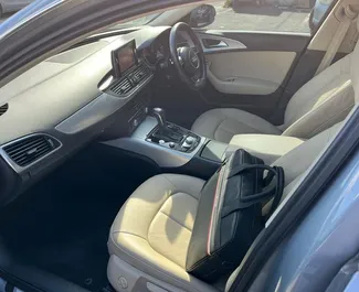 Wnętrze Audi A6 do wynajęcia na Cyprze. Doskonały samochód 5-osobowy. ✓ Skrzynia Automatyczna.