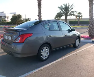 Alquiler de Nissan Versa. Coche Economía, Confort para alquilar en los EAU ✓ Depósito de 1500 AED ✓ opciones de seguro TPL.