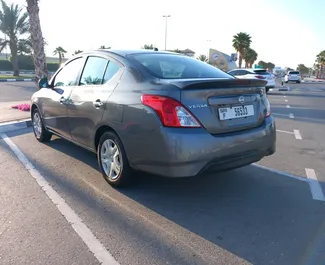 アラブ首長国連邦にてでのNissan Versa 2021カーレンタル、特徴は✓ガソリン燃料と馬力 ➤ 1日あたり95 AEDからスタート。