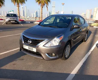 Vista frontal de um aluguel Nissan Versa no Dubai, Emirados Árabes Unidos ✓ Carro #6273. ✓ Transmissão Automático TM ✓ 0 avaliações.