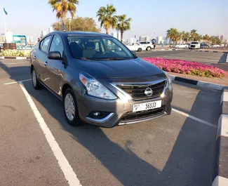 Aluguel de Carro Nissan Versa #6273 com transmissão Automático no Dubai, equipado com motor 1,6L ➤ De Karim nos Emirados Árabes Unidos.