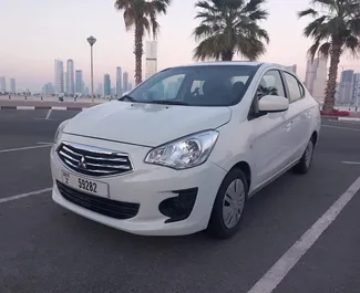 두바이에서, 아랍에미리트에서 대여하는 Mitsubishi Attrage의 전면 뷰 ✓ 차량 번호#6275. ✓ 자동 변속기 ✓ 0 리뷰.